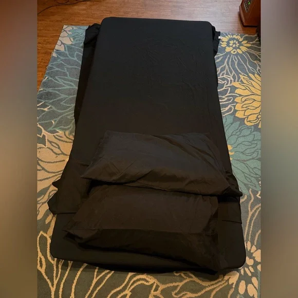 TWIN SIZE BLACK SHEET SET 2 PILLOWCASES NO STAINS OR FLAWS STORED IN CLOSET 🥱😴🛌 - Picture 9 of 9